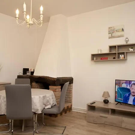 Joli Avec Vue, Ideal Pour Votre Cure アパート *